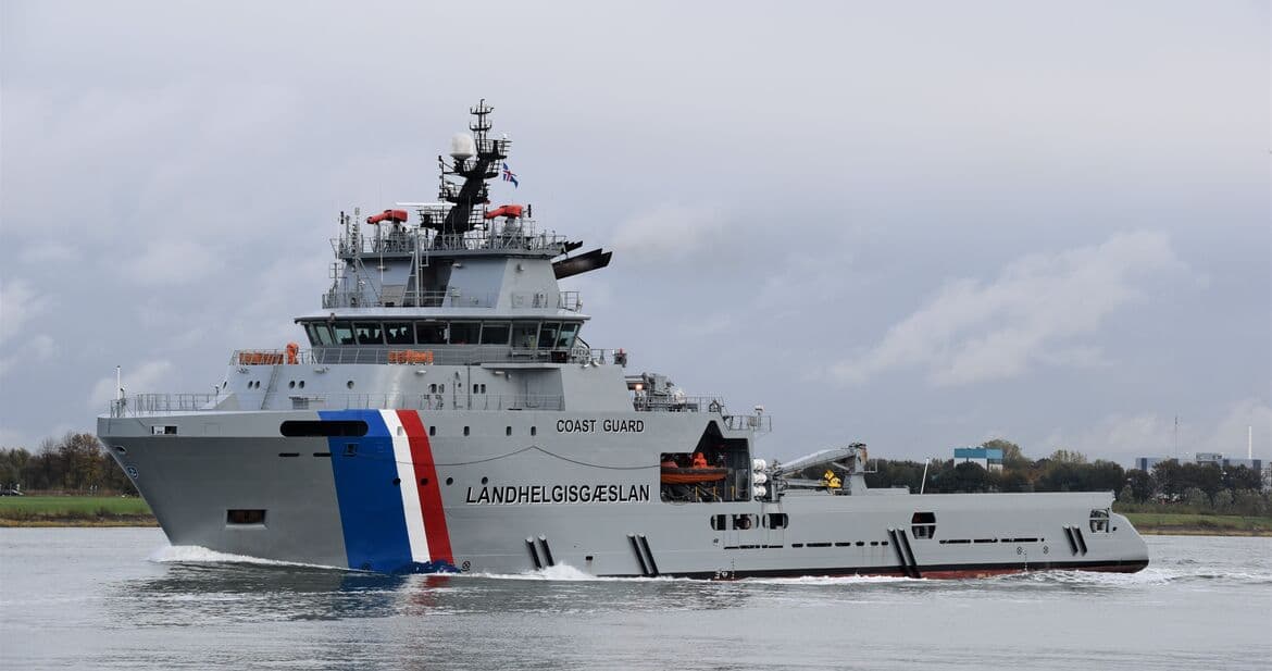 Sigling með varðskipinu Freyju image